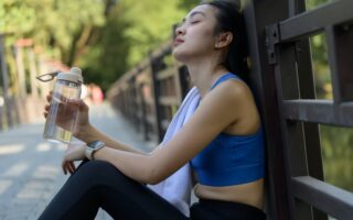 kobieta odpoczywająca po treningu